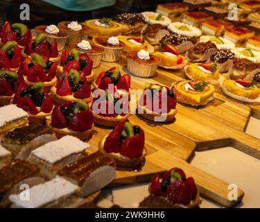 Miami, FL - USA - 10. Februar 2024 in der Party Cake Bakery auf der Calle Ocho, der berühmten Straße in Miamis Little Havan, werden köstliche Gebäckstücke präsentiert Stockfoto