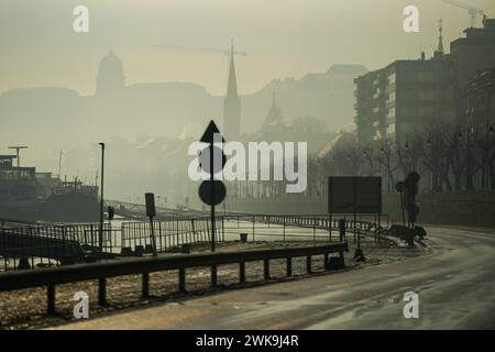 Budapest, Ungarn - 30. Dezember 2023: Nebeliges Budapest nach Überschwemmungen. Buda Castle ist im Hintergrund. Stockfoto