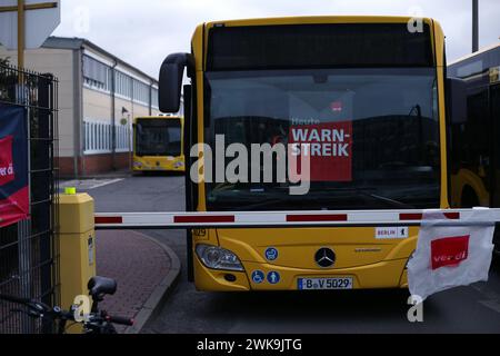 BVG Warnstreik Berlin 02.02.2024 Warnstreik BVG , Straßenbahnhaltestelle Landsberger alle/Petersburger Straße um diese Zeit voll Berlin Berlin *** BVG Warnstreik Berlin 02 02 2024 Warnstreik BVG , Straßenbahnhaltestelle Landsberger alle Petersburger Straße zu dieser Zeit voll Berlin Berlin Berlin Berlin Berlin Berlin Berlin Stockfoto