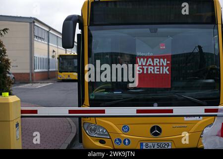 BVG Warnstreik Berlin 02.02.2024 Warnstreik BVG , Straßenbahnhaltestelle Landsberger alle/Petersburger Straße um diese Zeit voll Berlin Berlin *** BVG Warnstreik Berlin 02 02 2024 Warnstreik BVG , Straßenbahnhaltestelle Landsberger alle Petersburger Straße zu dieser Zeit voll Berlin Berlin Berlin Berlin Berlin Berlin Berlin Stockfoto