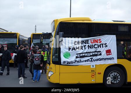 BVG Warnstreik Berlin 02.02.2024 Warnstreik BVG , Straßenbahnhaltestelle Landsberger alle/Petersburger Straße um diese Zeit voll Berlin Berlin *** BVG Warnstreik Berlin 02 02 2024 Warnstreik BVG , Straßenbahnhaltestelle Landsberger alle Petersburger Straße zu dieser Zeit voll Berlin Berlin Berlin Berlin Berlin Berlin Berlin Stockfoto