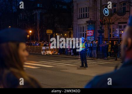 Budapest, Ungarn - 16. Februar 2024: Aktion der Erinnerung an Alexej Nawalny. Der Polizist hält Ordnung. Stockfoto