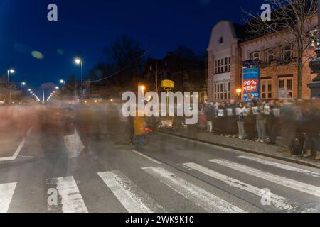 Budapest, Ungarn - 16. Februar 2024: Aktion der Erinnerung an Alexej Nawalny. Langbelichtungsaufnahme. Heldenquadrat im Hintergrund. Stockfoto