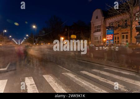 Budapest, Ungarn - 16. Februar 2024: Aktion der Erinnerung an Alexej Nawalny. Langbelichtungsaufnahme. Heldenquadrat im Hintergrund. Stockfoto