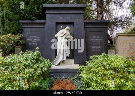 Loschwitzer Friedhof der Loschwitzer Friedhof ist neben dem stillgelegten Kirchfriedhof der Loschwitzer Kirche die zweite, heute noch genutzte Begräbnisstätte des Dresdner Stadtteils Loschwitz. Um das Jahr 1800 eingeweiht steht er aufgrund zahlreicher wertvoller Künstlergräber seit 1985 unter Denkmalschutz. Emil August Eduard Leonhardi war ein deutscher Landschaftsmaler und Sohn des schnell zu Wohlstand gekommenen Dresdner Tintenfabrikanten August Leonhardi. Dresden Sachsen Deutschland *** Friedhof Loschwitz der Friedhof Loschwitz ist die zweite Grabstätte im Dresdner Stadtteil Loschwit Stockfoto