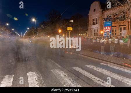 Budapest, Ungarn - 16. Februar 2024: Aktion der Erinnerung an Alexej Nawalny. Langbelichtungsaufnahme. Heldenquadrat im Hintergrund. Stockfoto