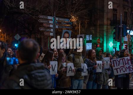 Budapest, Ungarn - 16. Februar 2024: Aktion der Erinnerung an Alexej Nawalny. Die Leute halten Alexeys Nachnamen. Stockfoto