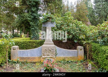 Loschwitzer Friedhof der Loschwitzer Friedhof ist neben dem stillgelegten Kirchfriedhof der Loschwitzer Kirche die zweite, heute noch genutzte Begräbnisstätte des Dresdner Stadtteils Loschwitz. Um das Jahr 1800 eingeweiht steht er aufgrund zahlreicher wertvoller Künstlergräber seit 1985 unter Denkmalschutz. Theo Siegfried Adam war ein deutscher Opernsänger und -Regisseur. Dresden Sachsen Deutschland *** Loschwitz-Friedhof der Loschwitz-Friedhof ist neben dem stillgelegten Kirchhof des Loschwitz-Chu die zweite Begräbnisstätte im Dresdner Stadtteil Loschwitz, die heute noch genutzt wird Stockfoto