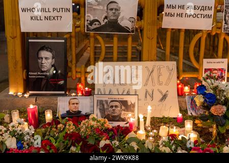 Budapest, Ungarn - 16. Februar 2024: Aktion der Erinnerung an Alexej Nawalny. Nahaufnahme der Gedenkstätte. Stockfoto