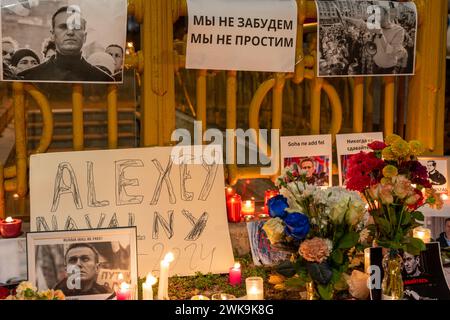 Budapest, Ungarn - 16. Februar 2024: Aktion der Erinnerung an Alexej Nawalny. Nahaufnahme der Gedenkstätte. Stockfoto