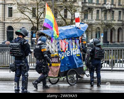 Polizisten der Stadtpolizei Zürich in Schutzausrüstung haben einen Wagen mit Fahrrad eines Demonstranten beschlagnahmt. (Zürich, Schweiz, 1. Mai 2023) Stockfoto