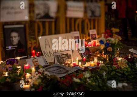 Budapest, Ungarn - 16. Februar 2024: Aktion der Erinnerung an Alexej Nawalny. Nahaufnahme der Gedenkstätte. Stockfoto