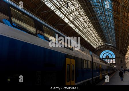 Budapest, Ungarn - 28. Januar 2024: Der Zug am Bahnhof Keleti. Stockfoto