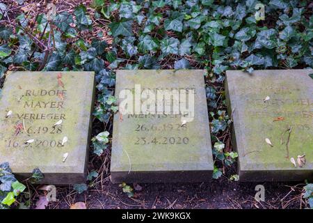 Loschwitzer Friedhof der Loschwitzer Friedhof ist neben dem stillgelegten Kirchfriedhof der Loschwitzer Kirche die zweite, heute noch genutzte Begräbnisstätte des Dresdner Stadtteils Loschwitz. Um das Jahr 1800 eingeweiht steht er aufgrund zahlreicher wertvoller Künstlergräber seit 1985 unter Denkmalschutz. Annaliese Mayer-Meintschel, auch Anneliese Mayer-Meintschel, war eine deutsche Kunsthistorikerin mit dem Spezialgebiet der holländischen und flämischen Malerei des 15. bis 18. Jahrhundert und Direktorin der Gemäldegalerie Alte Meister in Dresden. Dresden Sachsen Deutschland *** Loschwitz c Stockfoto