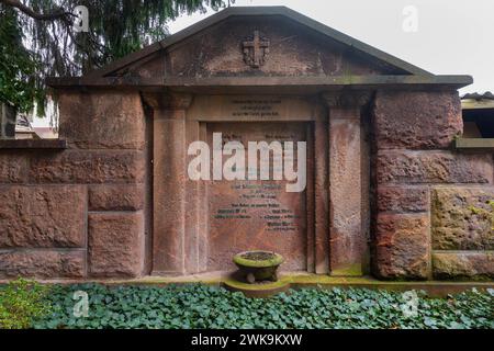 Loschwitzer Friedhof der Loschwitzer Friedhof ist neben dem stillgelegten Kirchfriedhof der Loschwitzer Kirche die zweite, heute noch genutzte Begräbnisstätte des Dresdner Stadtteils Loschwitz. Um das Jahr 1800 eingeweiht steht er aufgrund zahlreicher wertvoller Künstlergräber seit 1985 unter Denkmalschutz. Grabstätte Familie Schnorr von Carolsfeld. Dresden Sachsen Deutschland *** Loschwitz-Friedhof der Loschwitz-Friedhof ist neben dem um 1800 eingeweihten, stillgelegten Kirchhof der Loschwitz-Kirche die zweite Grabstätte im Dresdner Stadtteil Loschwitz Stockfoto