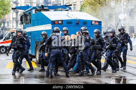 Zwei Frauen werden von Polizisten der Stadtpolizei Zürich in gewahrsam genommen und abgeführt. (Zürich, Schweiz, 1. Mai 2023) Stockfoto