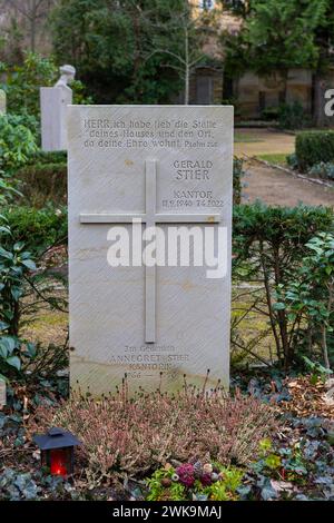 Loschwitzer Friedhof der Loschwitzer Friedhof ist neben dem stillgelegten Kirchfriedhof der Loschwitzer Kirche die zweite, heute noch genutzte Begräbnisstätte des Dresdner Stadtteils Loschwitz. Um das Jahr 1800 eingeweiht steht er aufgrund zahlreicher wertvoller Künstlergräber seit 1985 unter Denkmalschutz. Gerald Stier war ein deutscher Komponist, Organist, Kantor und Landeskirchenmusikdirektor der Evangelisch-Lutherischen Landeskirche Sachsens. Dresden Sachsen Deutschland *** Friedhof Loschwitz der Friedhof Loschwitz ist die zweite Grabstätte im Dresdner Stadtteil Loschwitz Stockfoto