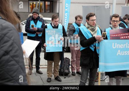 Die katholische Bischoefe in Augsburg berät vom 19.02.2024 an bei Ihrer Fruehjahrsvollversammlung ueber kirchenpolitische und gesellschaftliche Fragen. Im Foto vom 19.02.2024: Glaeubiger der Bewegung Maria 1,0 beten vor dem Tagungshaus Sankt Ulrich zu Beginn der Vollversammlung der Deutschen Bischofskonferenz. Im Mittelpunkt der Vollversammlung steht das Wahljahr 2024 mit seinen Landtagswahlen im Osten und der Zustand der Demokratie, wie die katholische Deutsche Bischofskonferenz mitteilte. Die 64 Mitglieder der Bischofskonferenz sprechen aber auch ueber die zunehmenden Saekularisierungstend Stockfoto