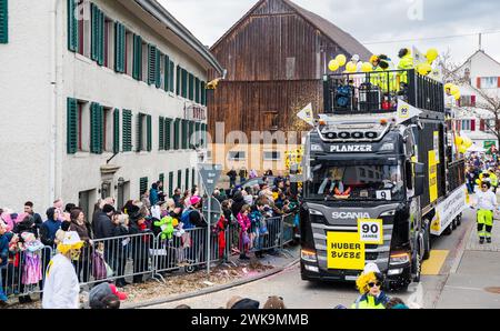 Das lokale Huber Baugeschäft läuft beim Bassersdorfer Fasnachtsumzug dabei. Dafür wurde extra ein Truck gestaltet, darauf spielt eine Band. (Basse Stockfoto