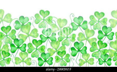 Nahtlose Grenze mit Kleeblatt und vier Blatt Kleeblätter. Aquarell und Markierungsillustration. Handgezeichnetes irisches Symbol für St. Patrick's Day. Isoliert Stockfoto