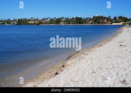 PALM BEACH, FL – 3. Februar 2024 – Blick auf Palm Beach, Florida, vom Damm aus gesehen mit Mar-a-Lago im Hintergrund. Stockfoto