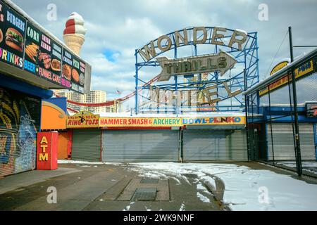 Vintage-Schild und Schnee im Denos Wonder Wheel Amusement Park in Coney Island, Brooklyn, New York Stockfoto