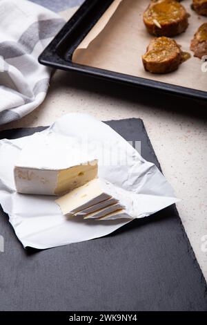 Kulinarisches Stillleben mit weichem Brie-Käse und im Ofen geröstetem Brot Stockfoto