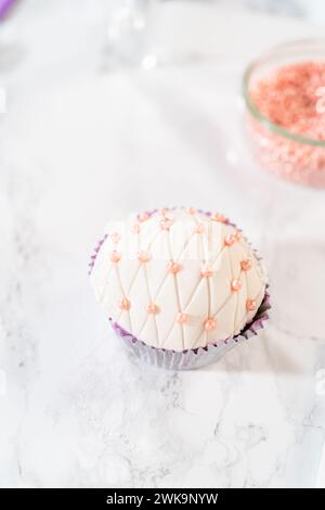 Extravagante Cupcakes für die Geburtstagsfeier Stockfoto