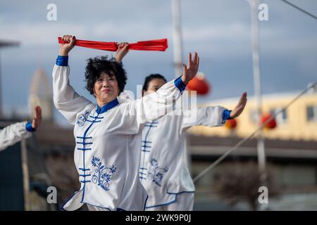 Budapest, Jegenye u. 27, Ungarn - 3. Februar 2024: Chinesische Frauenaufführung in traditionellen Kostümen. Wir Feiern Das Chinesische Neujahr. Stockfoto