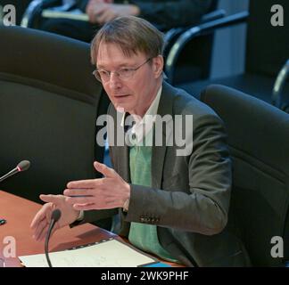 Berlin, Deutschland 19. Februar 2024: Sitzung des Petitionsausschusses - Verbesserung der Rahmenbedingungen für die ambulante Versorgung im Bild: Prof. Dr. Karl Lauterbach, Bundesminister für Gesundheit SPD *** Berlin, Deutschland 19. Februar 2024 Sitzung des Petitionsausschusses Verbesserung der Rahmenbedingungen für ambulante Versorgung im Bild Prof. Dr. Karl Lauterbach, Bundesgesundheitsminister SPD Copyright: xFotostandx/xReuhlx Stockfoto