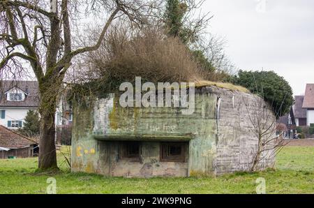 In Niederglatt im Zürcher Unterland steht bei der Ortsausfahrt zum Nerracherried ein Maschinengewehrbunker. (Niederglatt, Schweiz, 28.01.2023) Stockfoto