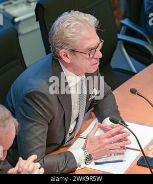 Berlin, Deutschland 19. Februar 2024: Sitzung des Petitionsausschusses - Verbesserung der Rahmenbedingungen für die ambulante Versorgung im Bild:Dr. Andreas Gassen, Vorstandsvorsitzender der Kassenärztlichen Bundesvereinigung KBV *** Berlin, Deutschland 19. Februar 2024 Sitzung des Petitionsausschusses Verbesserung der Rahmenbedingungen für die ambulante Versorgung im Bild Dr. Andreas Gassen, Vorsitzender des Vorstands des Kassenärztlichen KBV Copyright: XFotostandx/xReuhlx Stockfoto