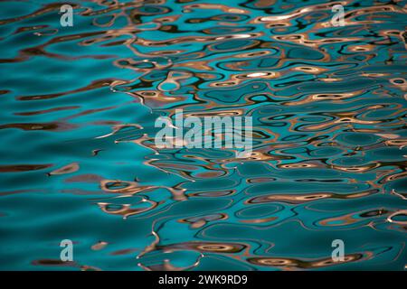 Abstraktes Bild eines goldfarbenen Wassers mit Ölwelligkeit Stockfoto