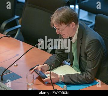 Berlin, Deutschland 19. Februar 2024: Sitzung des Petitionsausschusses - Verbesserung der Rahmenbedingungen für die ambulante Versorgung im Bild: Prof. Dr. Karl Lauterbach, Bundesminister für Gesundheit SPD *** Berlin, Deutschland 19. Februar 2024 Sitzung des Petitionsausschusses Verbesserung der Rahmenbedingungen für ambulante Versorgung im Bild Prof. Dr. Karl Lauterbach, Bundesgesundheitsminister SPD Copyright: xFotostandx/xReuhlx Stockfoto