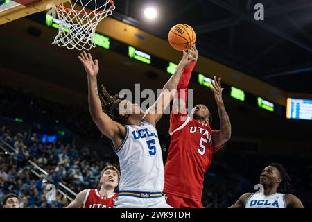 Brandon Williams (5) der UCLA Bruins-Wachmann Brandon Williams (5) bekämpft Deivon Smith (5) während eines NCAA-Basketballspiels für Männer am Sonntag, den 18. Februar 2024, in Paule Stockfoto