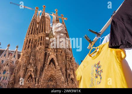 Kathedrale von Barcelona Sagrada Familia und spanische Souvenirs. Antoni Gaudi Sagrada Familia und Souvenir Stockfoto