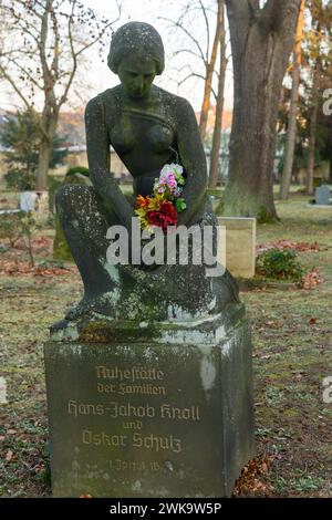 Trinitatisfriedhof der Trinitatisfriedhof im Dresdner Stadtteil Johannstadt gehört neben dem Eliasfriedhof zu den ursprünglichen als Seuchenfriedhof angelegten Begräbnisstätten der Stadt. Er zählt aufgrund der künstlerischen Gestaltung zu den stadtgeschichtlich und kulturhistorisch bedeutendsten Friedhöfen Dresdens und ist der fünftgrößte Friedhof der Stadt. Schnappen Sie sich die Familien Knoll und Schulz. Dresden Sachsen Deutschland *** Trinitatisfriedhof der Trinitatisfriedhof im Bezirk Dresdens Johannstadt ist eines der ursprünglich als Seuchenfriedhof am Elias angelegten Begräbnisstätten der Stadt Stockfoto