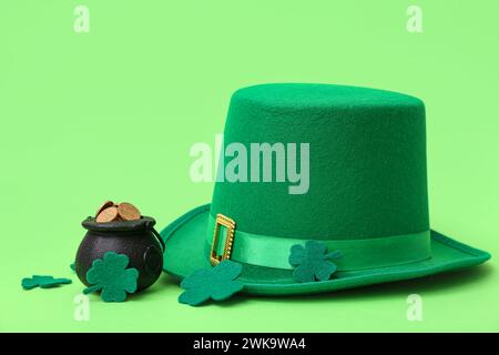 Topf mit goldenen Münzen, Kobold Hut und Klee auf grünem Hintergrund. St. Patrick's Day-Feier Stockfoto