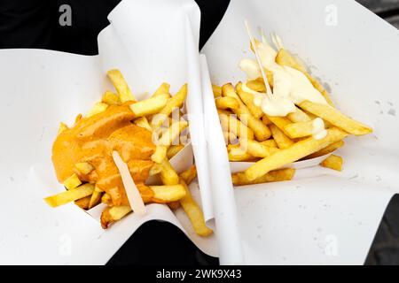 Belgische Pommes frites mit andalouse-Sauce und Mayonnaise vom Friture Pitta de La Chapelle Belgian Pomes Kiosk, Marollen, Brüssel, Belgien Stockfoto