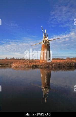 Ein Blick auf die Turf Fen Drainage Pump auf Horning Marshes an den Norfolk Broads am River Ant und von How Hill, Ludham, Norfolk, England, Großbritannien. Stockfoto