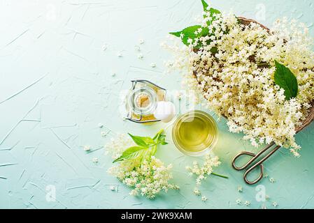 Erfrischendes Sommergetränk mit Sirup aus Blüten Holunder. Die Blüte des Älteren machte eine herzliche Holunderblüten-Limonade Stockfoto