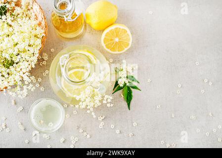 Erfrischendes Sommergetränk mit Blumen Holunderbeere. Die Blume des Ältesten machte herzliche, ältere Blüten-Limonade Stockfoto