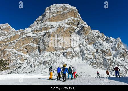 Skifahrer auf dem Col Pradat vor dem schneebedeckten Sassongher Gipfel, Wintersportort Colfosco, Skigebiet Alta Badia, Dolomiten, Süden Stockfoto