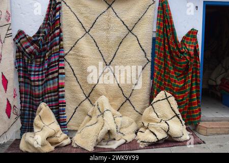 Farbenfrohe Decken aus traditioneller marokkanischer Wolle zum Verkauf auf dem freien Markt. Stockfoto