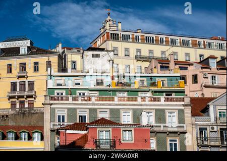 Blick auf wunderschöne farbenfrohe historische Gebäude in Lissabon, Portugal Stockfoto