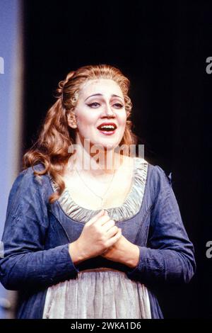 Olga Borodina (Angelina) in LA CENERENTOLA an der Royal Opera, Covent Garden, London WC2 26/09/1994 Musik: Gioachino Rossini Libretto: Jacopo Ferretti Dirigent: Bruno Campanella Design: Mauro Pagano Beleuchtung: Hans Toelstede Regie: Michael Hampe Stockfoto