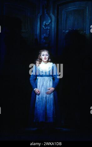 Olga Borodina (Angelina) in LA CENERENTOLA an der Royal Opera, Covent Garden, London WC2 26/09/1994 Musik: Gioachino Rossini Libretto: Jacopo Ferretti Dirigent: Bruno Campanella Design: Mauro Pagano Beleuchtung: Hans Toelstede Regie: Michael Hampe Stockfoto