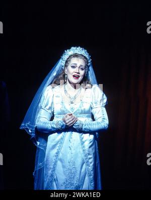 Olga Borodina (Angelina) in LA CENERENTOLA an der Royal Opera, Covent Garden, London WC2 26/09/1994 Musik: Gioachino Rossini Libretto: Jacopo Ferretti Dirigent: Bruno Campanella Design: Mauro Pagano Beleuchtung: Hans Toelstede Regie: Michael Hampe Stockfoto