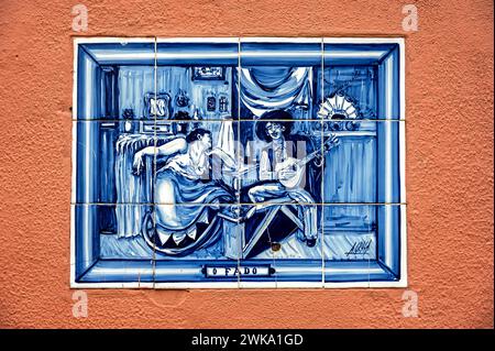 Azulejo-Straßenschild im Stadtteil Alfama in Lissabon, Portugal Stockfoto