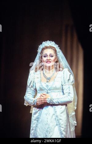 Olga Borodina (Angelina) in LA CENERENTOLA an der Royal Opera, Covent Garden, London WC2 26/09/1994 Musik: Gioachino Rossini Libretto: Jacopo Ferretti Dirigent: Bruno Campanella Design: Mauro Pagano Beleuchtung: Hans Toelstede Regie: Michael Hampe Stockfoto